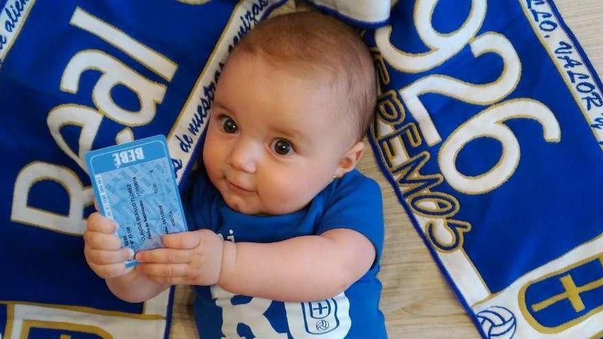 Claudia Blanco Flórez, con su abono del Oviedo.