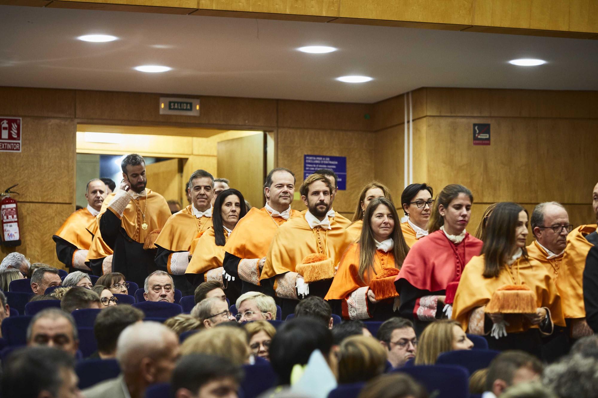 Graduación de los alumnos en los grados en Administración y Dirección de Empresas, Economía, Marketing, Sociología, dobles grados en Ingeniería Informática + ADE y Turismo + ADE, y los másteres universitarios en Administración y Dirección de Empresas, Cooperación al Desarrollo, Dirección y Planificación del Turismo, Economía Aplicada, Economía Cuantitativa e Innovación Social y Dinámicas de Cambio de la Universidad de Alicante.