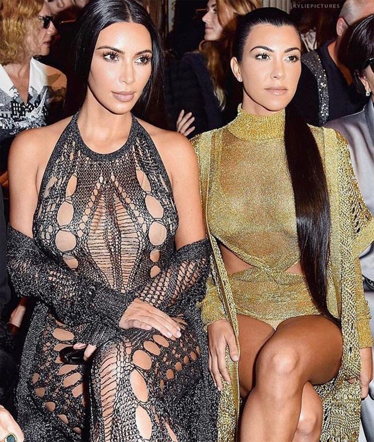 Kim y Kourtney Kardashian en el desfile de Balmain