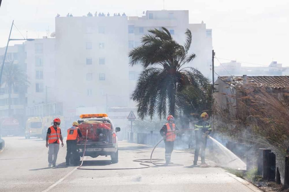 El fuego comenzó entre el cinturón de ronda y la rotonda del colegio Joan XXIII