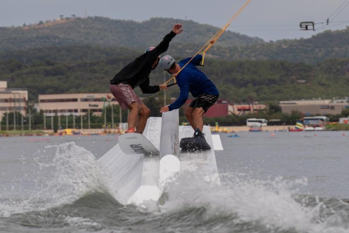Victor Gallego y Román Ferreyra se deslizan sobre uno de los nuevos obstáculos de Be Wake Park.