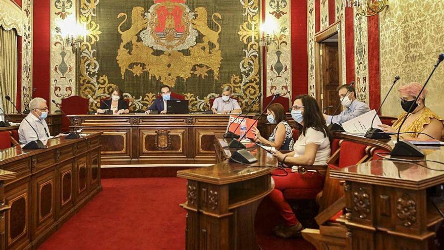 La actividad regresó ayer al Salón de Plenos de Alicante con la Comisión del Plan de Igualdad.