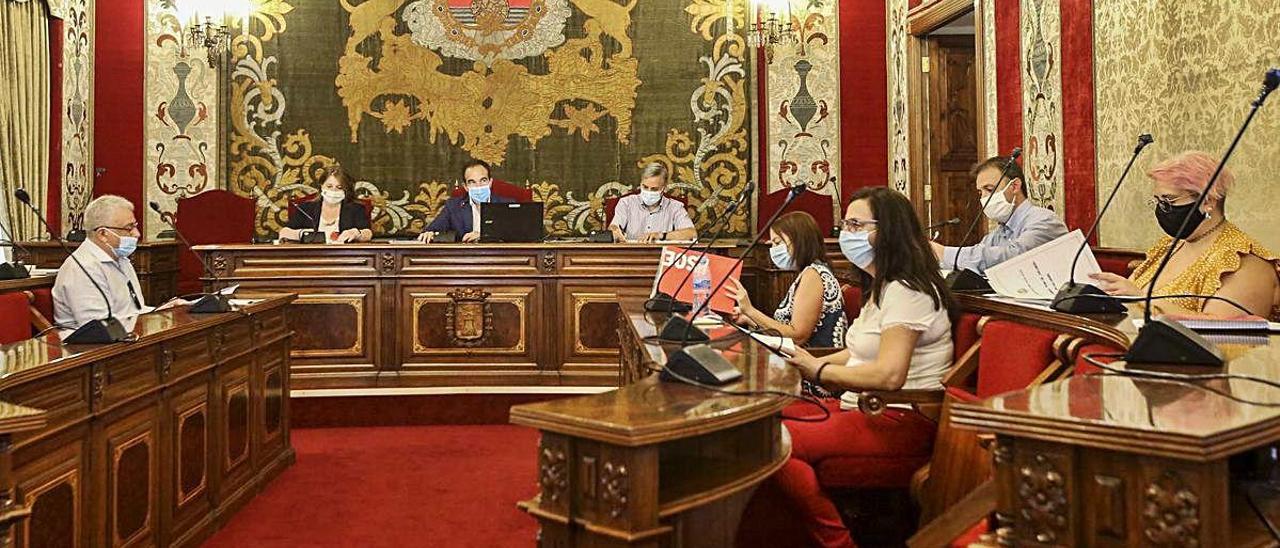 La actividad regresó ayer al Salón de Plenos de Alicante con la Comisión del Plan de Igualdad.