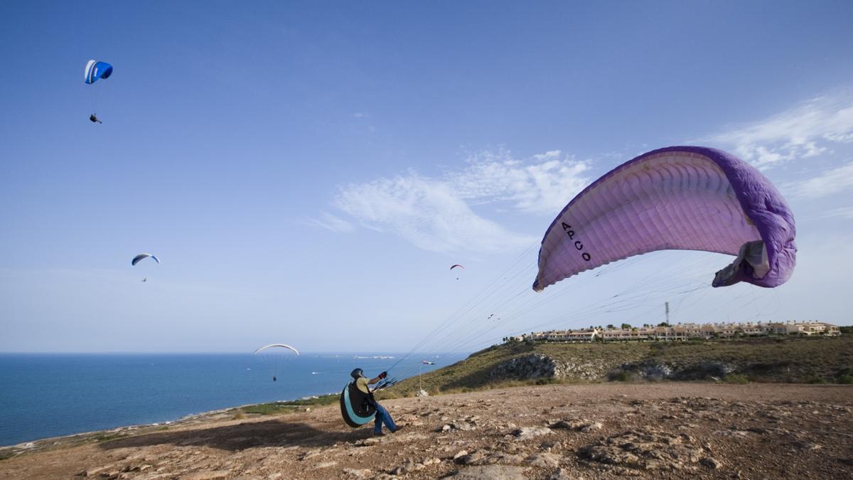 Numerosos profesionales practican parapente en el faro de Santa Pola