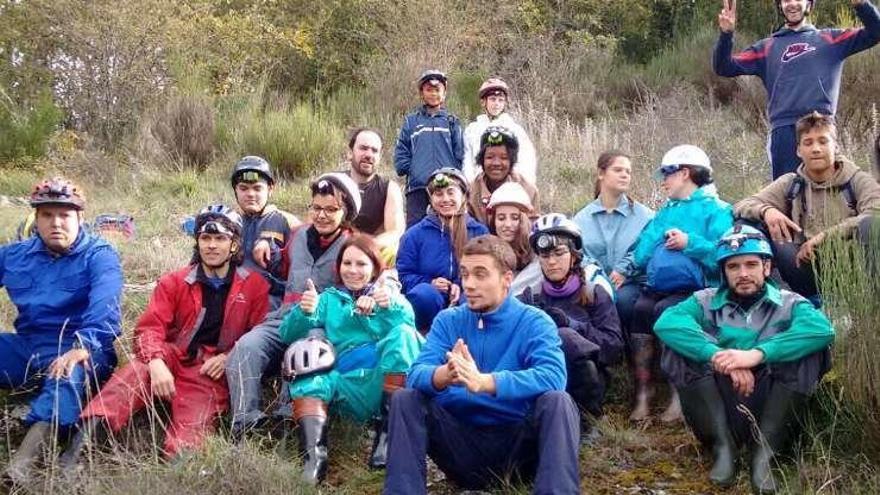 Jóvenes de Cambre practican espeleología en O Caurel