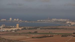 Vista del Mar Menor con el faro de Cabo de Palos al fondo.