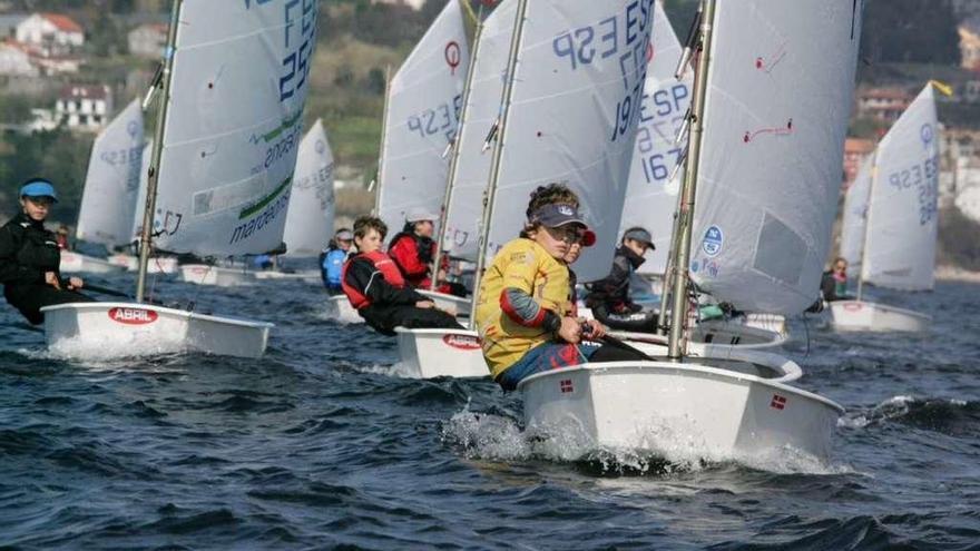 Paso de boya de una de las mangas disputadas ayer en la Ría de Vigo. // FdV