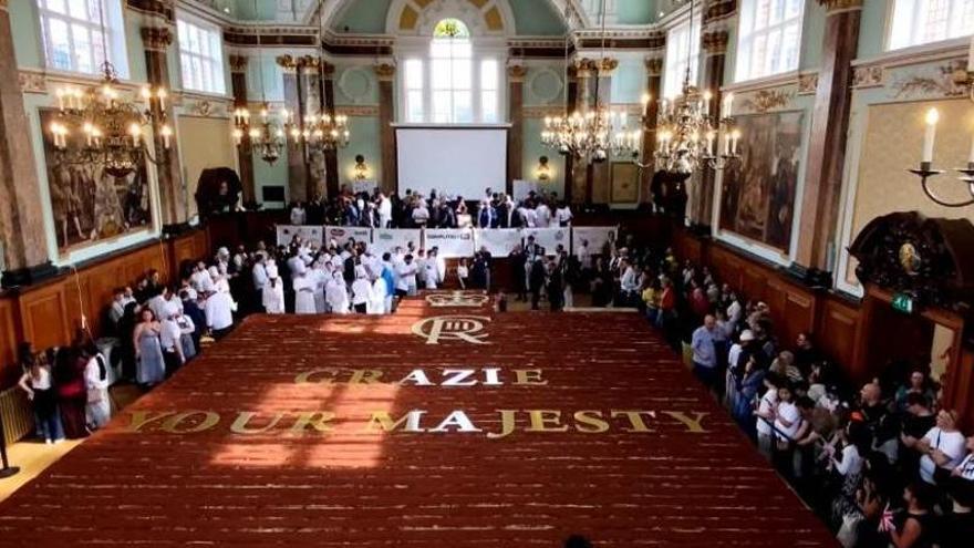 Más de 100 pasteleros crean el tiramisú más largo del mundo
