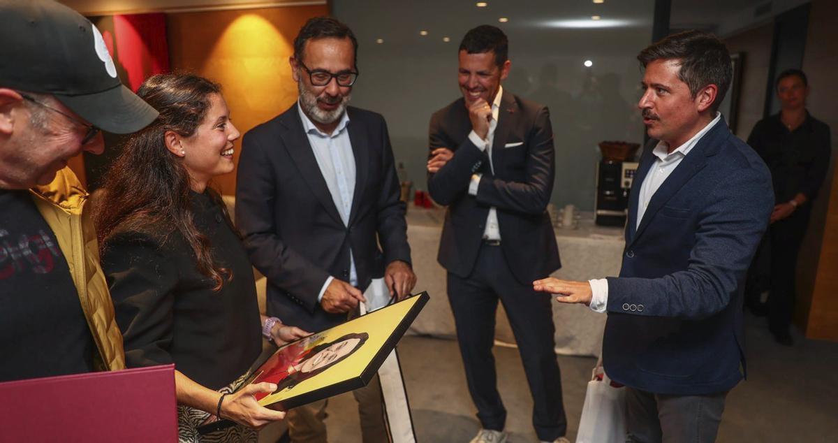 Por la izquierda, Carlos Rionda, Isabel Barreiro, Marcos Alonso, Ángel Cabranes y Eloy Méndez, ayer, durante la entrega del galardón a la atleta gijonesa.  | MARIO CANTELI