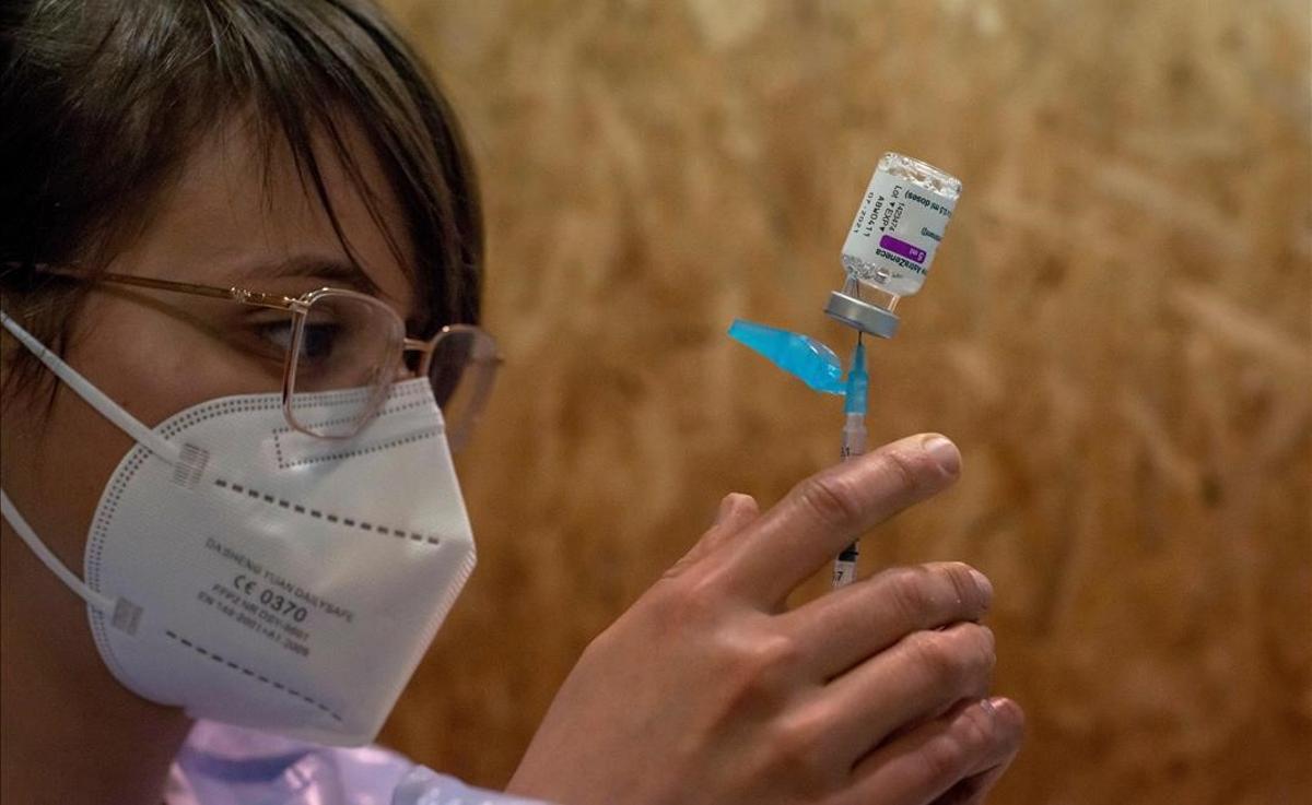 Una empleada sanitaria prepara una dosis de la vacuna de AstraZeneca durante la campana de vacunación masiva que se lleva a cabo estos días en el recinto ferial Expourense, en Ourense. Una empleada sanitaria prepara una dosis de la vacuna de AstraZeneca durante la campana de vacunación masiva que se lleva a cabo estos días en el recinto ferial Expourense, en Ourense.