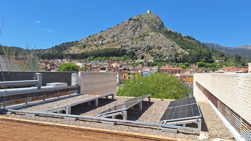 Las placas solares instaladas en la azotea del centro social de Cocentaina / INFORMACIÓN