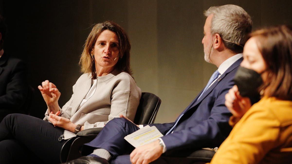 Teresa Ribera, junto a Jaume Collboni, en las jornadas React.