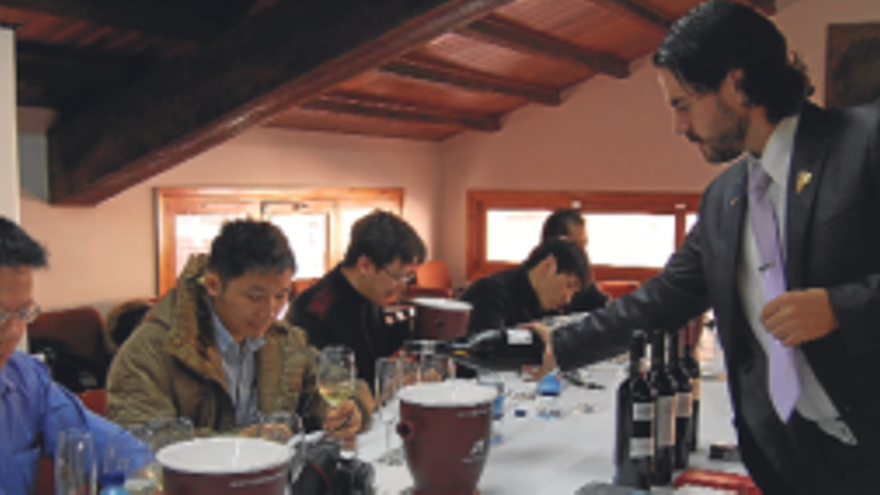 Empresarios chinos visitan las bodegas de Utiel-Requena acompañados por el mejor sumillier de España en 2008, Bruno Murciano