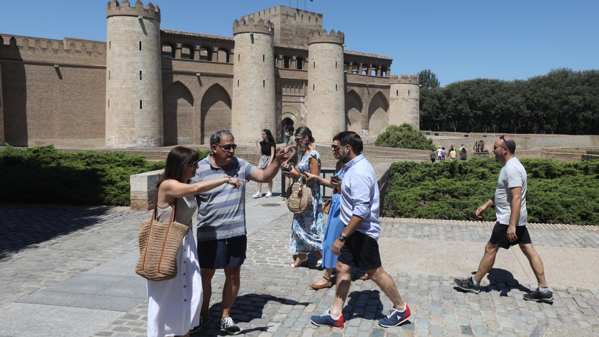 Grupos de turistas en el acceso a La Aljafería.