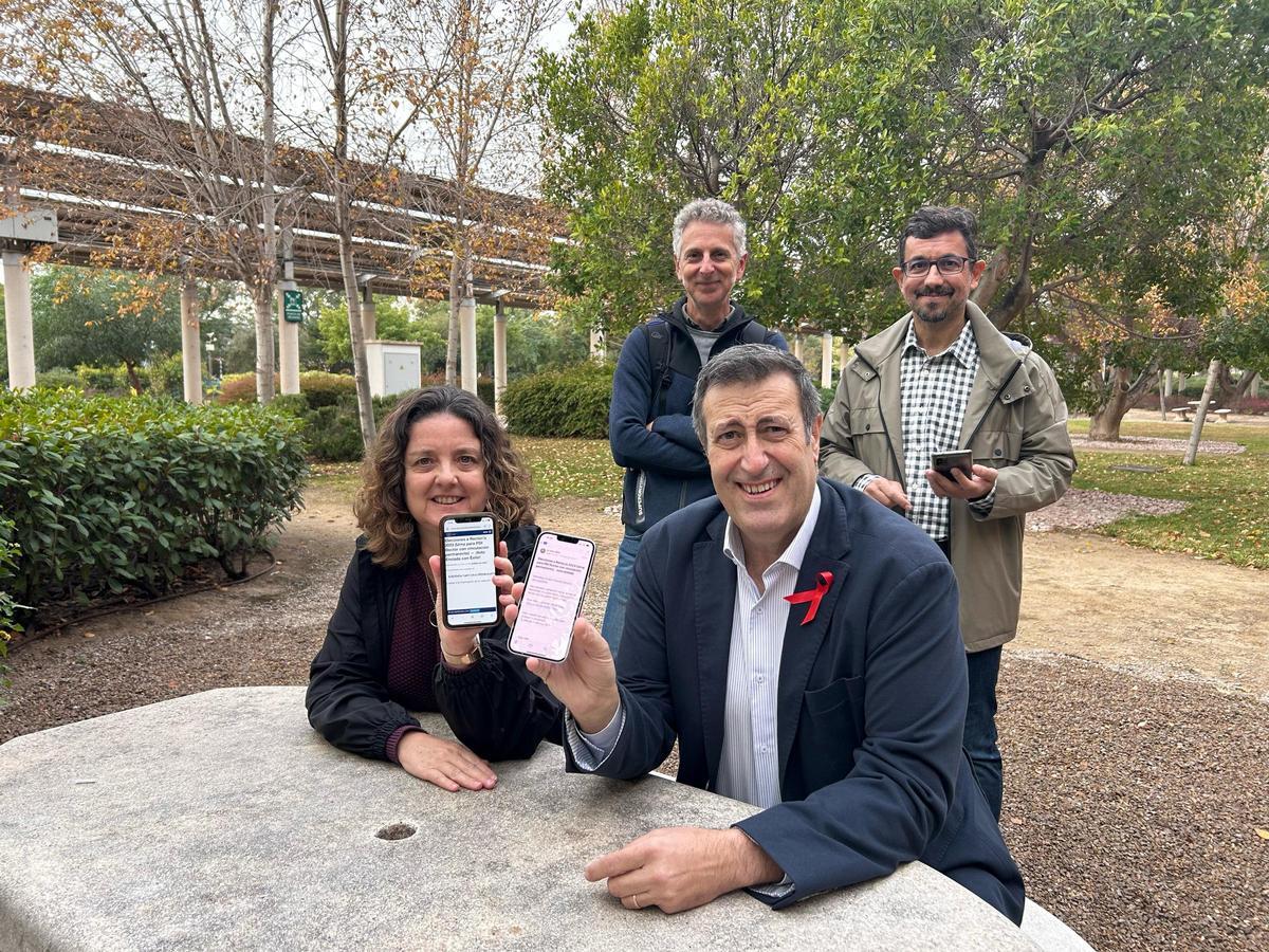 Ernesto Pimentel, en primer plano, muestra su voto.