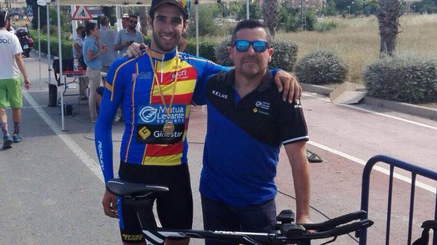 Felipe Orts, junto a su director Andrés Antón, con el maillot de campeón autonómico y la medalla de oro