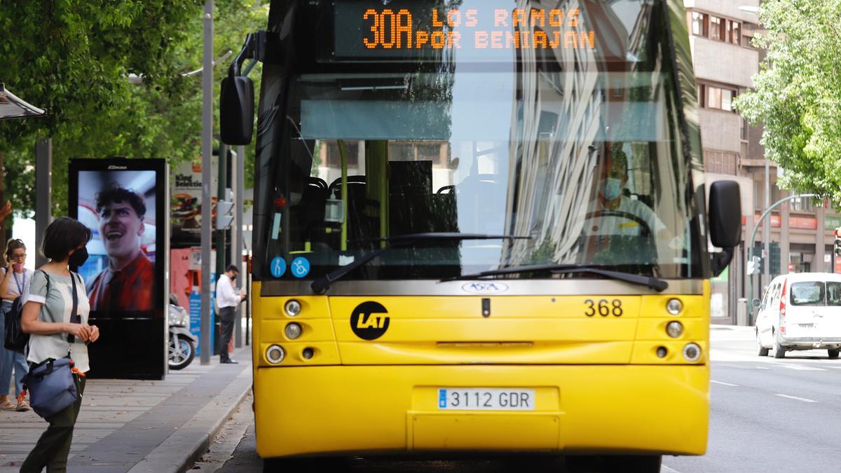 Un autobús de Latbus en la Gran Vía.