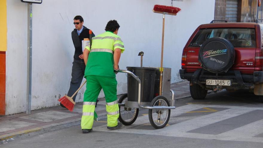 Un operario de limpieza en Rincón de la Victoria.