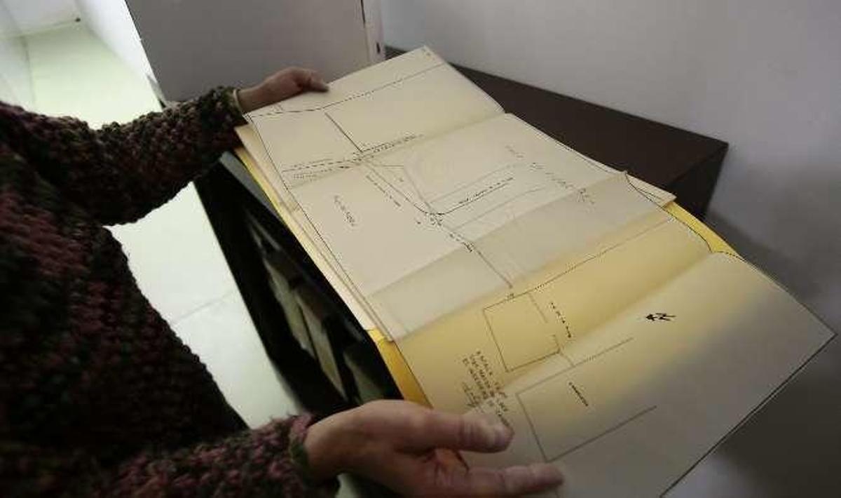Planos del Cable Inglés (1963)   |  Junto con el "Cable Alemán", la otra gran empresa de telegrafía que operó en Vigo fue la Eastern Telegraph Company (el "Cable Inglés"), que abrió sus puertas en 1873 y mantuvo actividad hasta 1969. En la foto se puede ver un plano presentado por la compañía al Puerto en 1963, unos años antes de cerrar, para solicitar un cambio en el recorrido de sus cables.