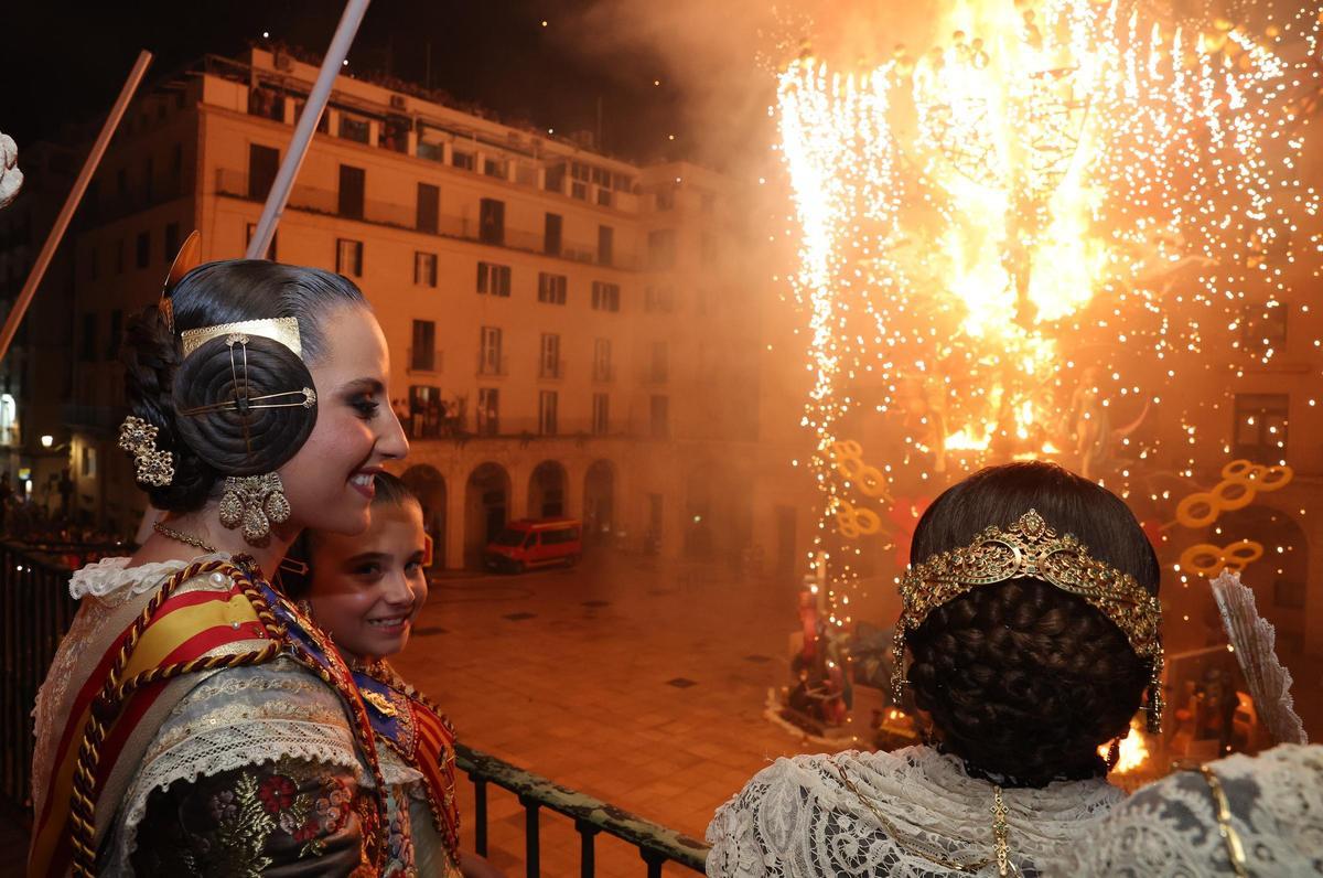 GALERÍA - Una despedida a la llum de les fogueres GALERÍA - Una despedida a la llum de les fogueres