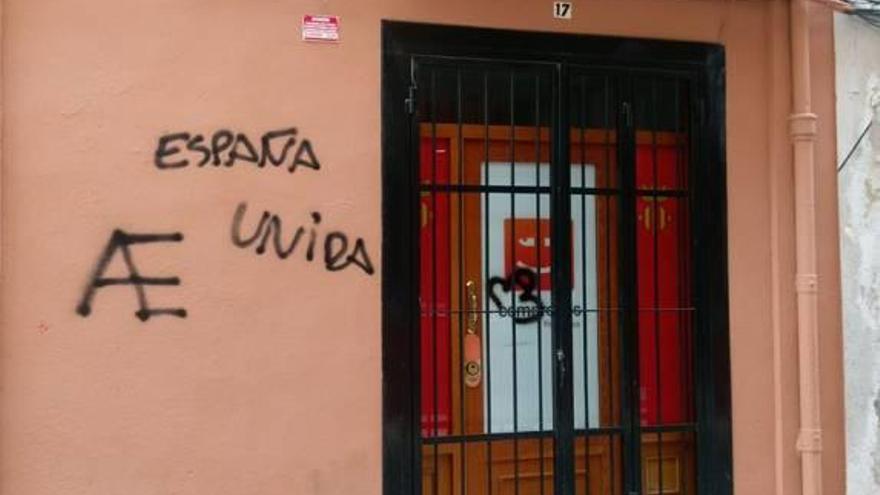 Las pintadas se extienden a las sedes de Compromís y el PSPV en Xàtiva y Albaida