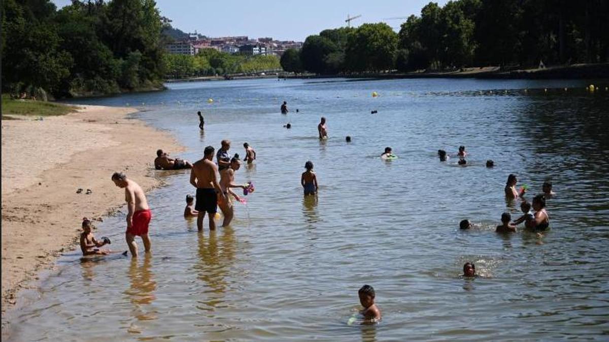 La playa fluvial de Pontevedra, un oasis para combatir el calor sin salir de la ciudad