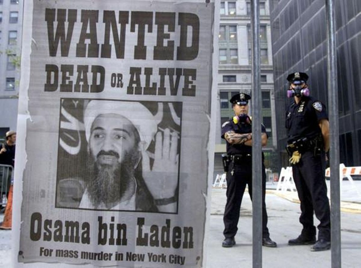 Dos policies davant un cartell amb la foto d’Ussama bin Laden a Nova York, el 18 de setembre del 2001.