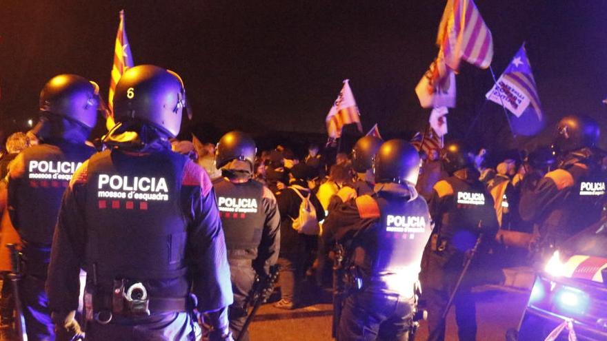 Els moments de tensió entre els manifestants davant dels Mossos en l&#039;accés a la C-55 des de Sant Joan, l&#039;1 de febrer del 2019