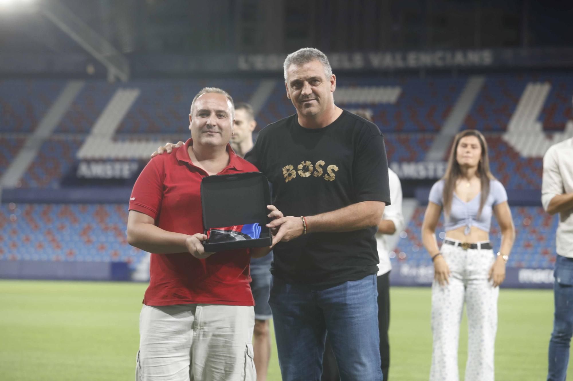 El Levante UD Iza la bandera con las peñas levantinistas