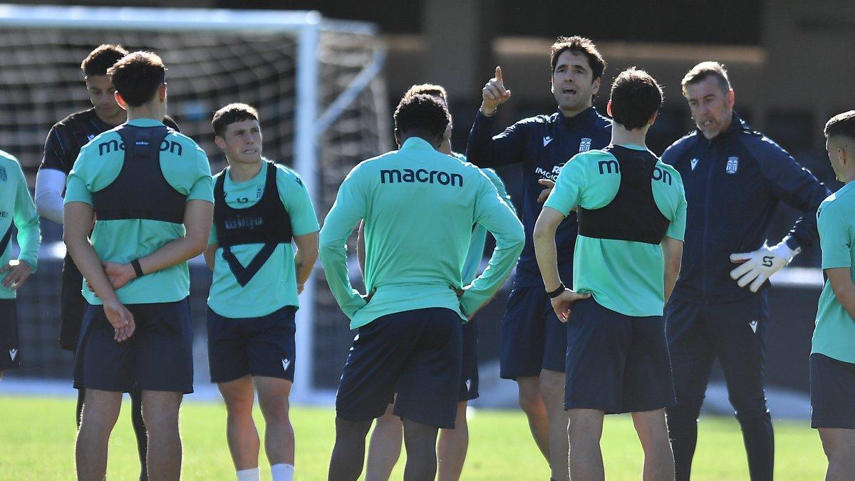 Íñigo Vélez da instrucciones a sus jugadores