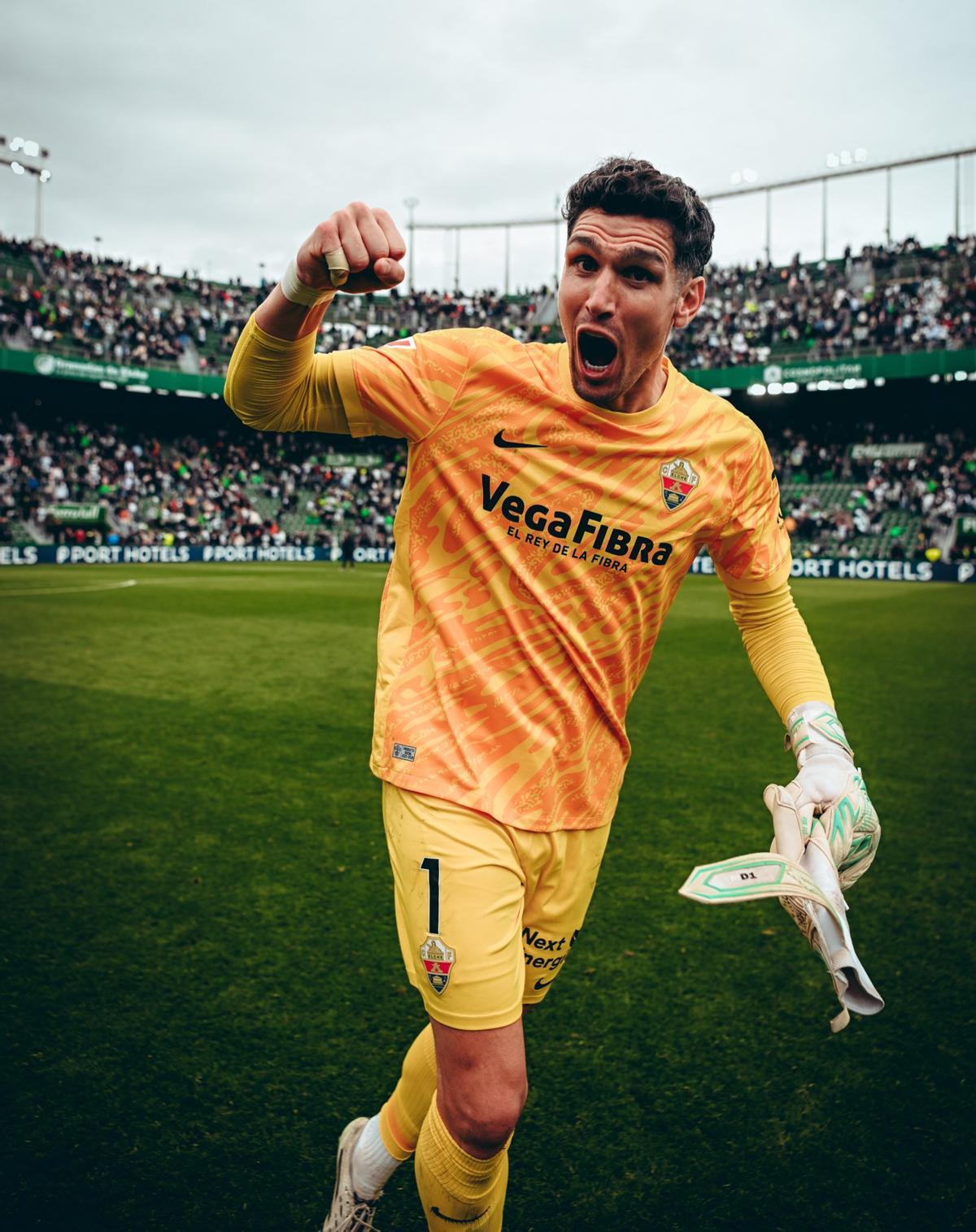 Dituro celebra un triunfo del Elche en el Martínez Valero