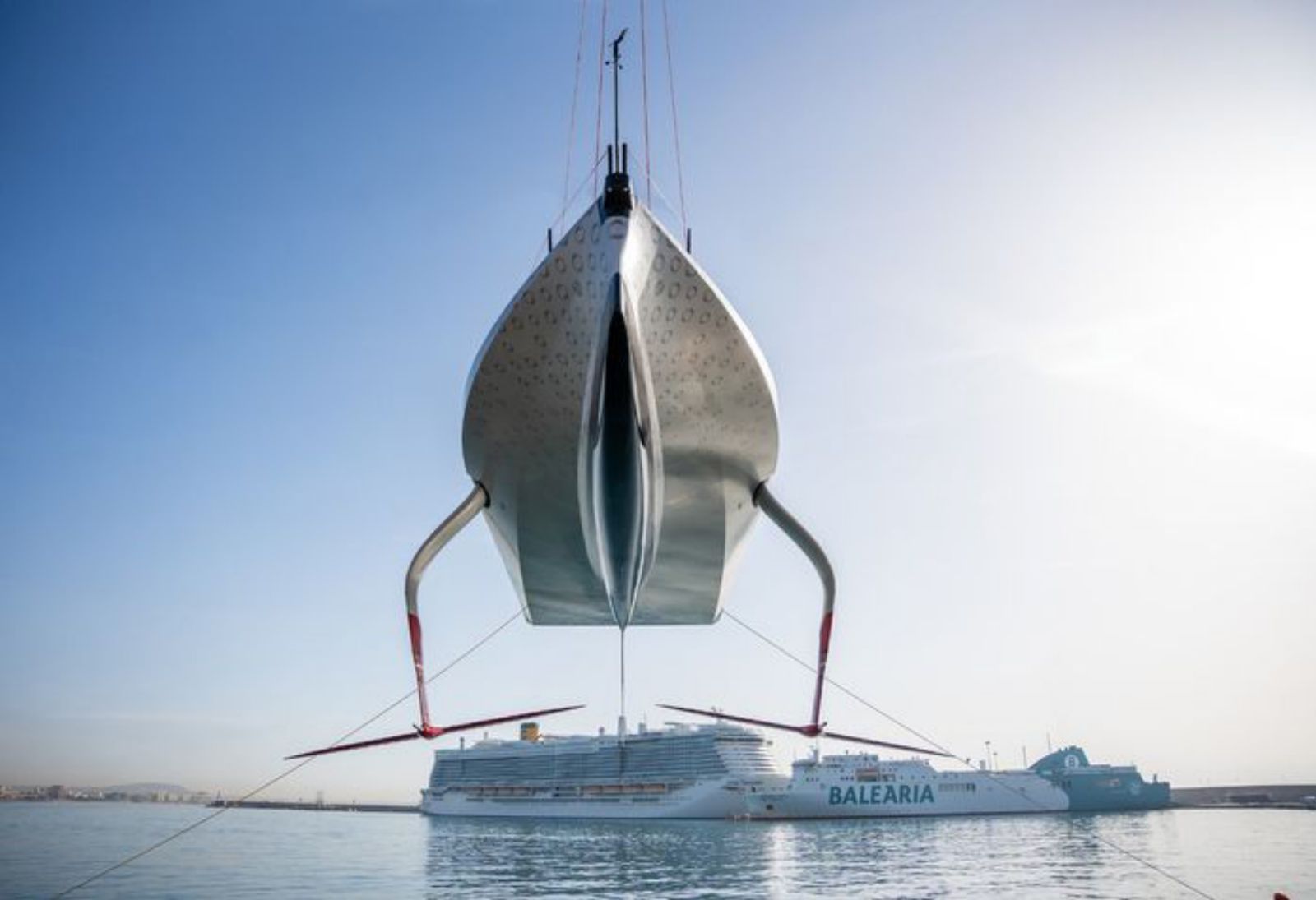 El barco del equipo británico navegando.