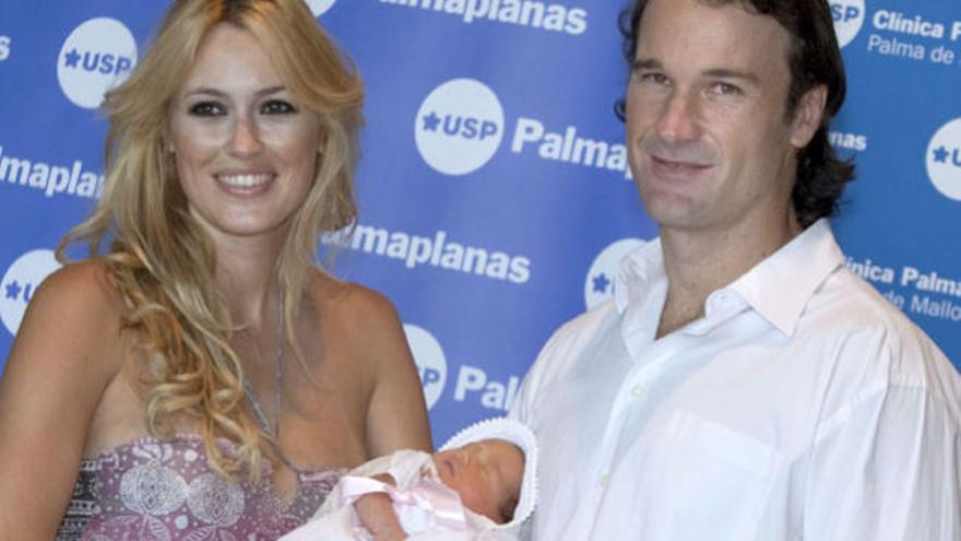 Carlos Moyá y Carolina Cerezuela presentan a su hija