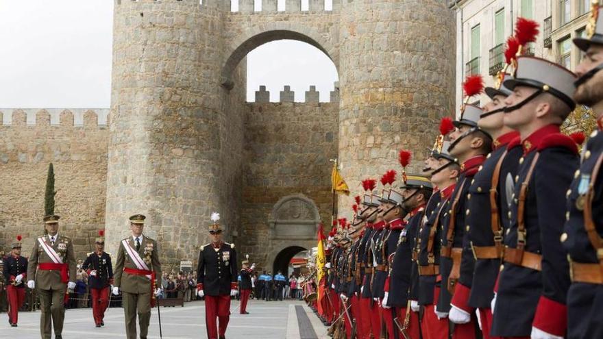 Un momento del acto castrense ante la muralla de Ávila.