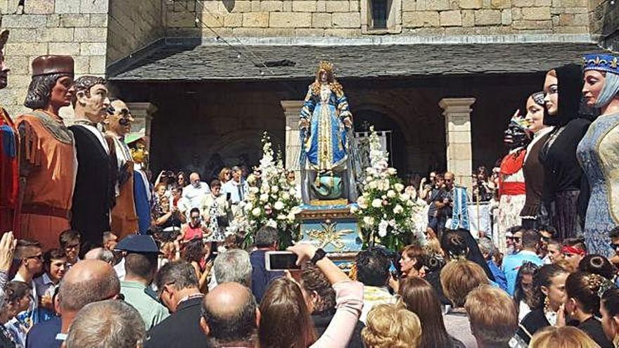 Salida de la patrona arropada por los gigantes en Nuestra Señora del Azogue.