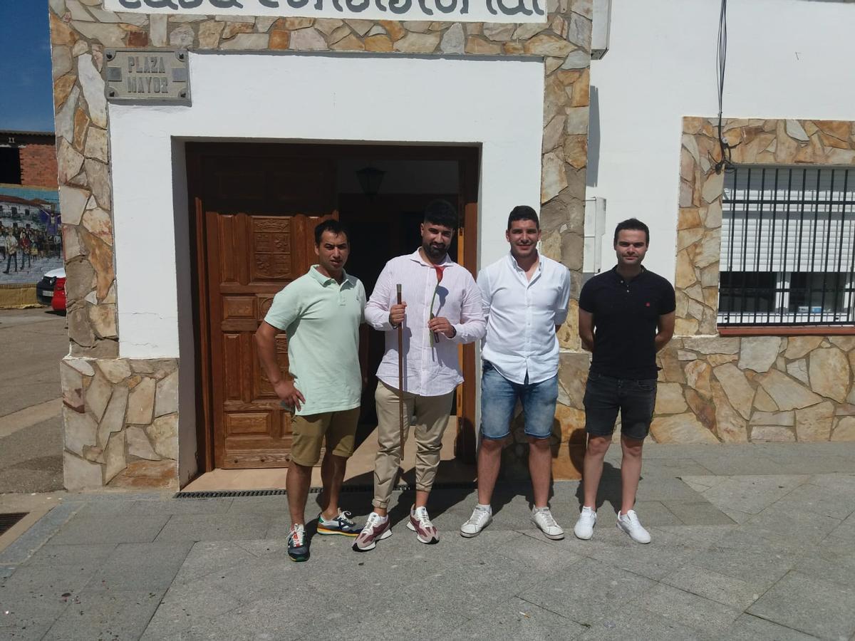 El alcalde de Burganes de Valverde, Christofer Ferrero (con el bastón de mando), junto a concejales de su equipo tras la toma de posesión este verano.