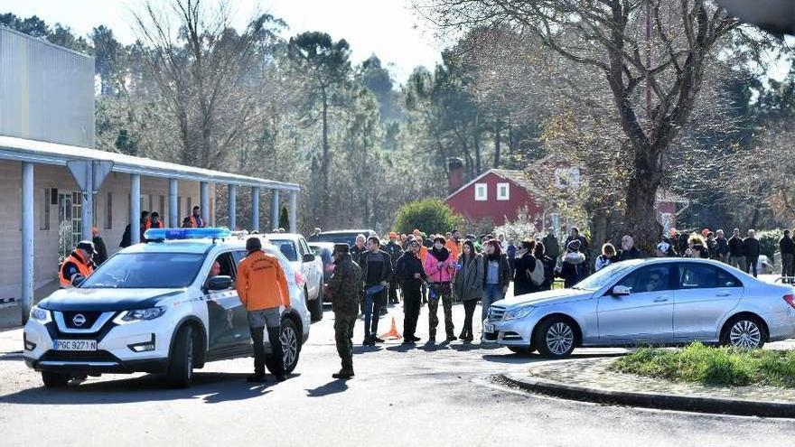 Protesta de los animalistas ante el pabellón de Moraña bajo vigilancia de la Guardia Civil.  // Gustavo Santos