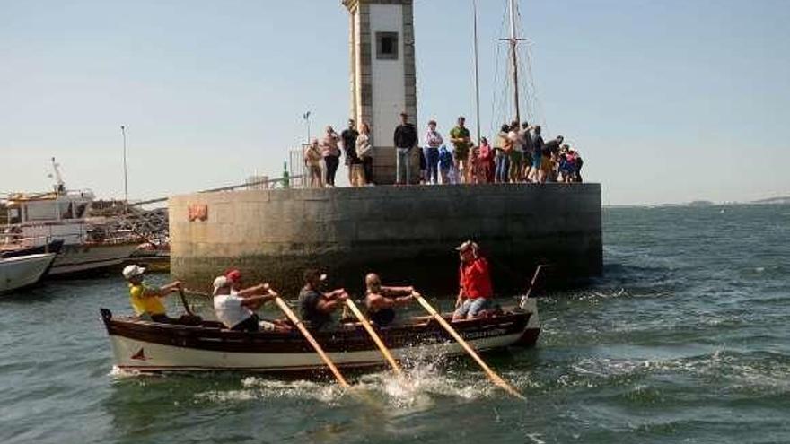 La regata a remos en botes tradicionales abrió las fiestas ayer. // N. P.