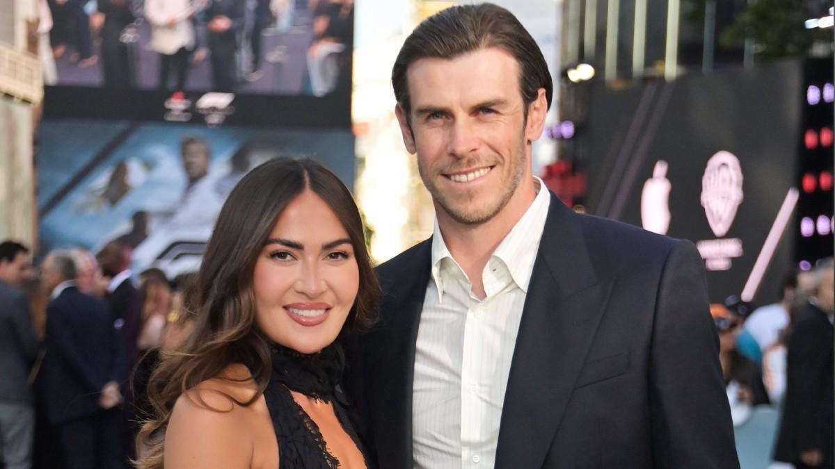Bale, junto a su esposa, en el estreno de 'F1'