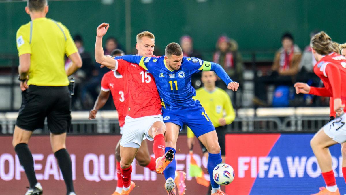 Dzeko intenta controlar un balón en el partido de Bosnia.