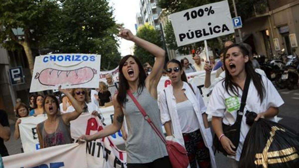Marea blanca 8 Trabajadores de la sanidad pública, durante una protesta contra los recortes, el pasado 17 de junio en el centro de Barcelona.