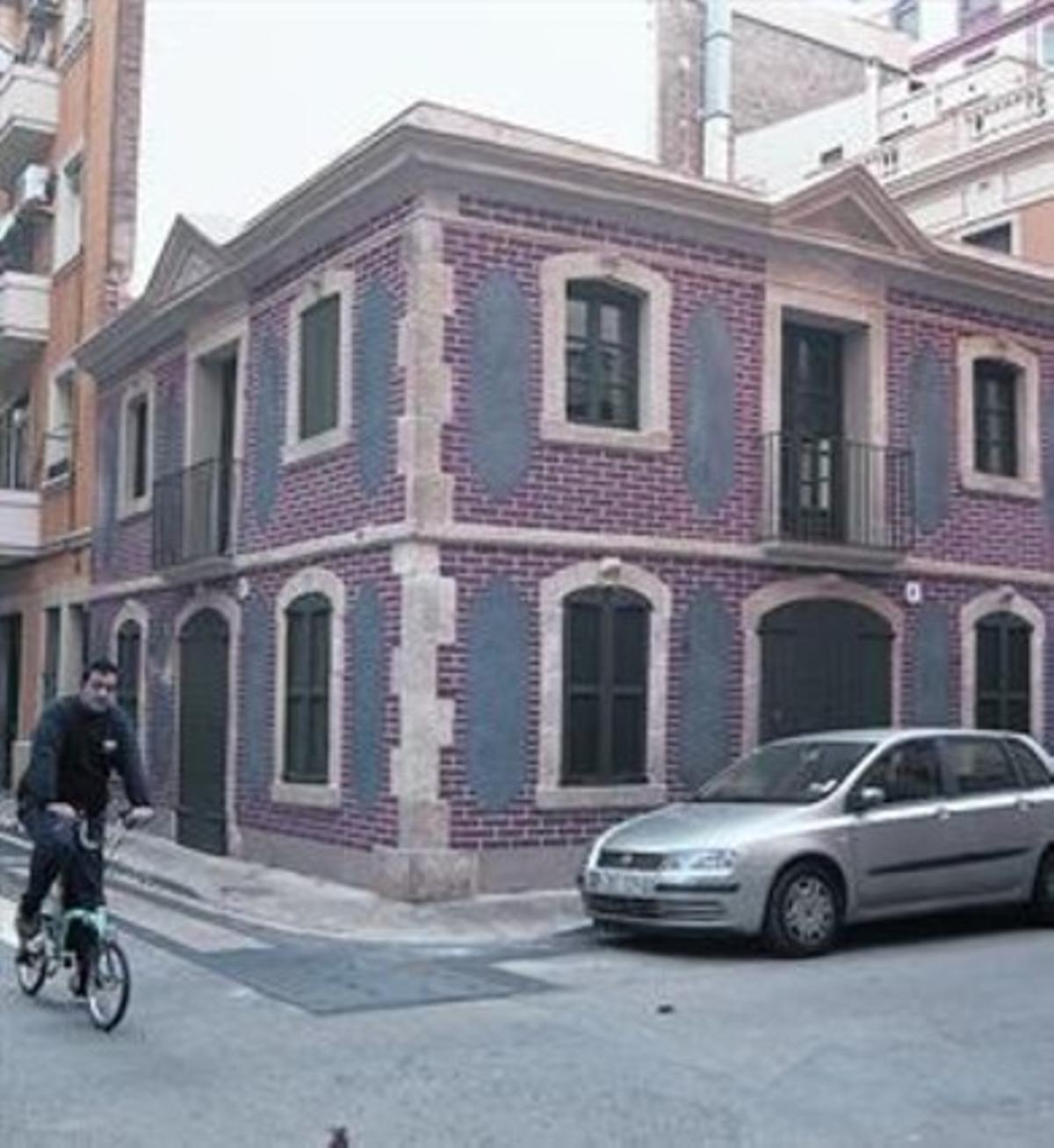 Façana8 La Casa del Porró va ser una de les primeres finques del barri.