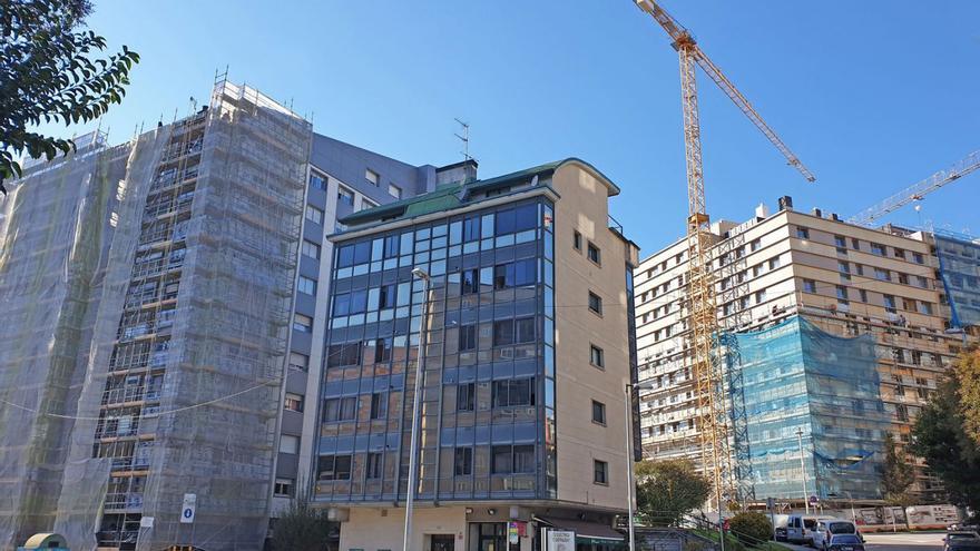 Obras de reforma y rehabilitación en varios edificios de Vigo.