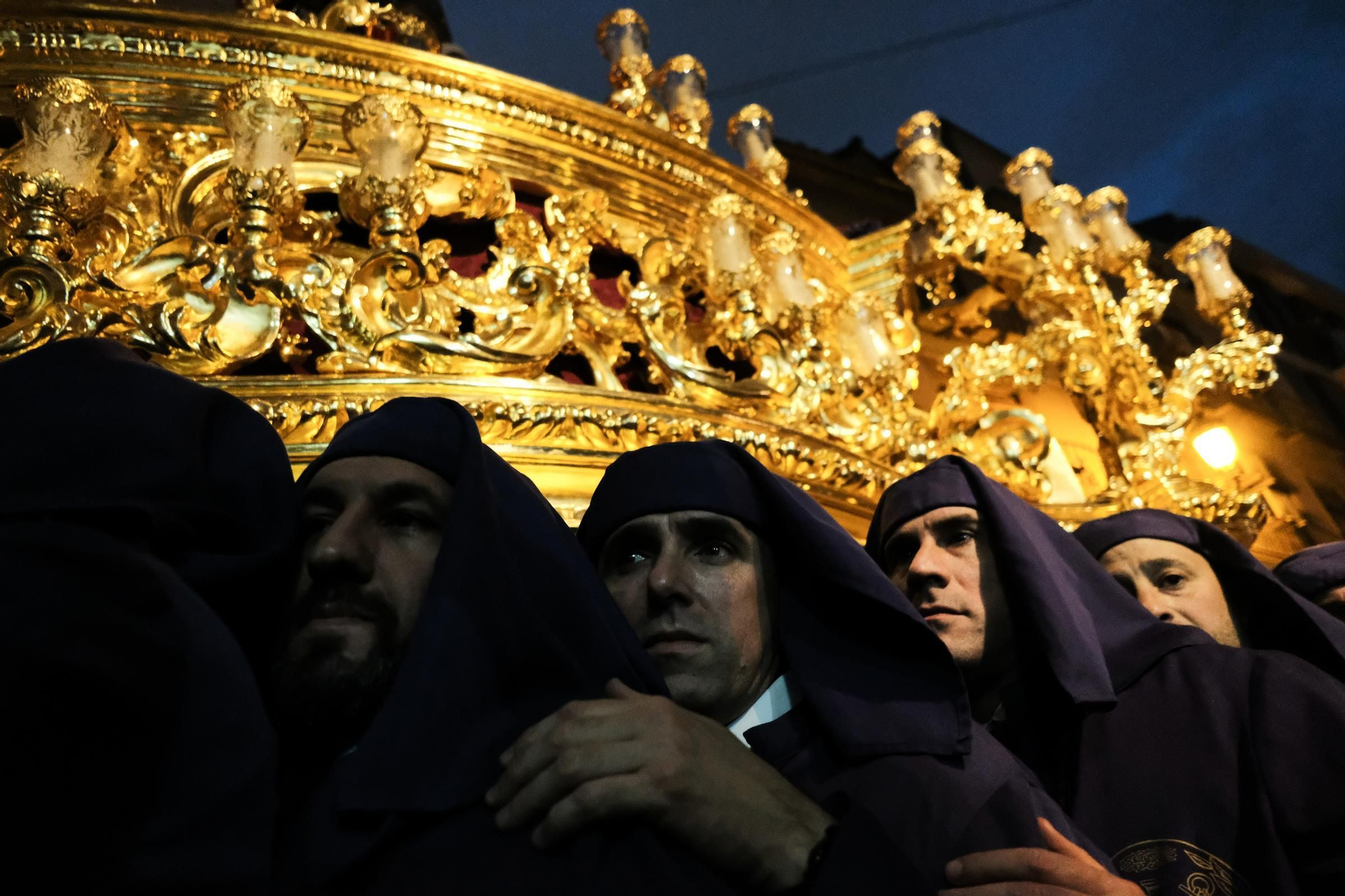 Gitanos retrasó su salida para esquivar la lluvia en este Lunes Santo.