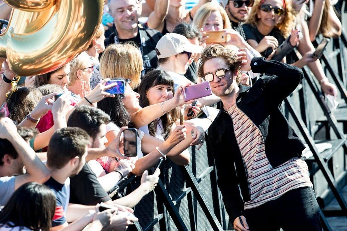 Robert Pattinson se hace selfies con sus seguidores en San Sebastián