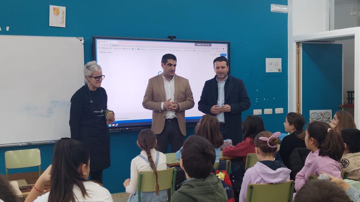Elena Ferro, esquerda, Gabriel Alén e José Ramón Romero, no CEIP Santa Baia.