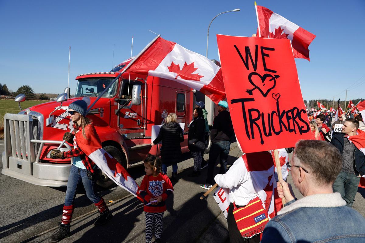 Manifestantes en contra de la vacuna del covid se concentran en la autopista 15, cerca de la frontera entre Estados Unidos y Canadá en Surrey, en la Columbia Británica.