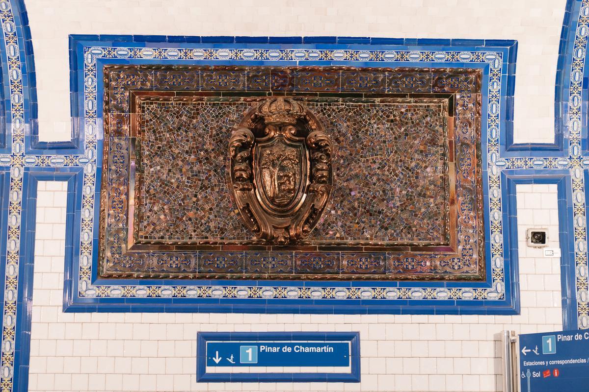 Detalle de una de las paredes de la estación de Metro Tirso de Molina (Madrid)