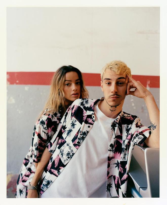 Luna Sobrino y Kidd Keo con camisa de estampado tropical. (Precio: 19,99 euros)