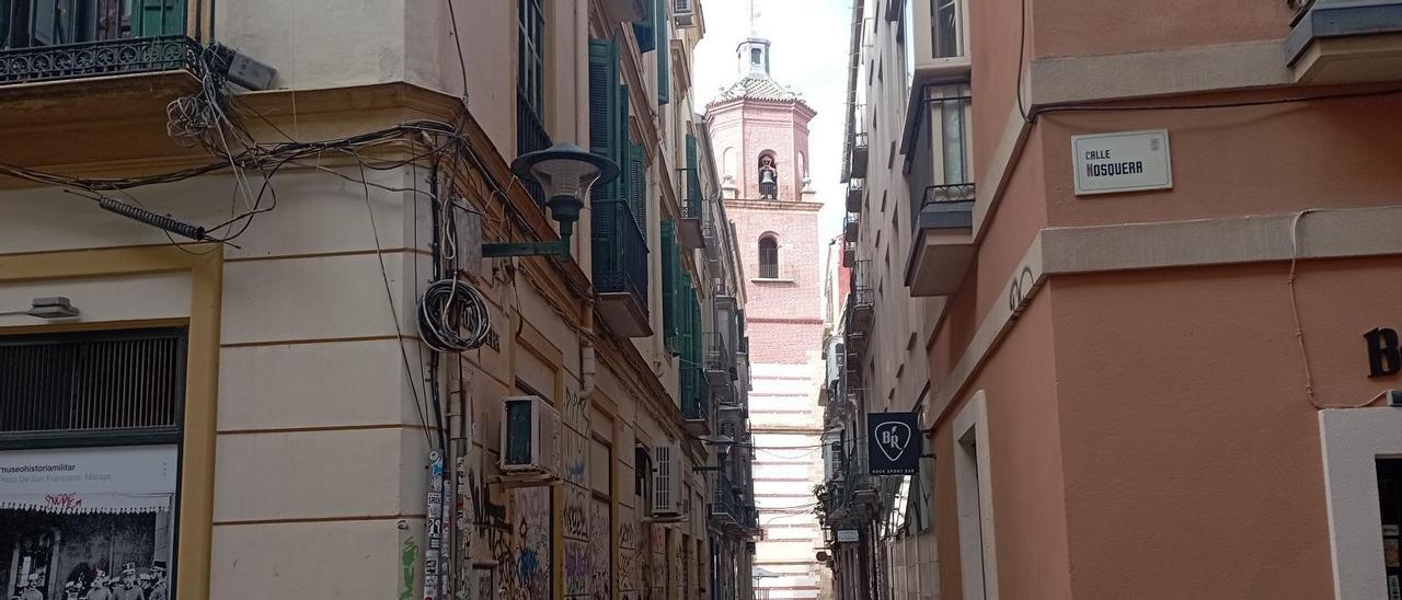 La degradada calle Mosquera, esta semana, con los Mártires al fondo.